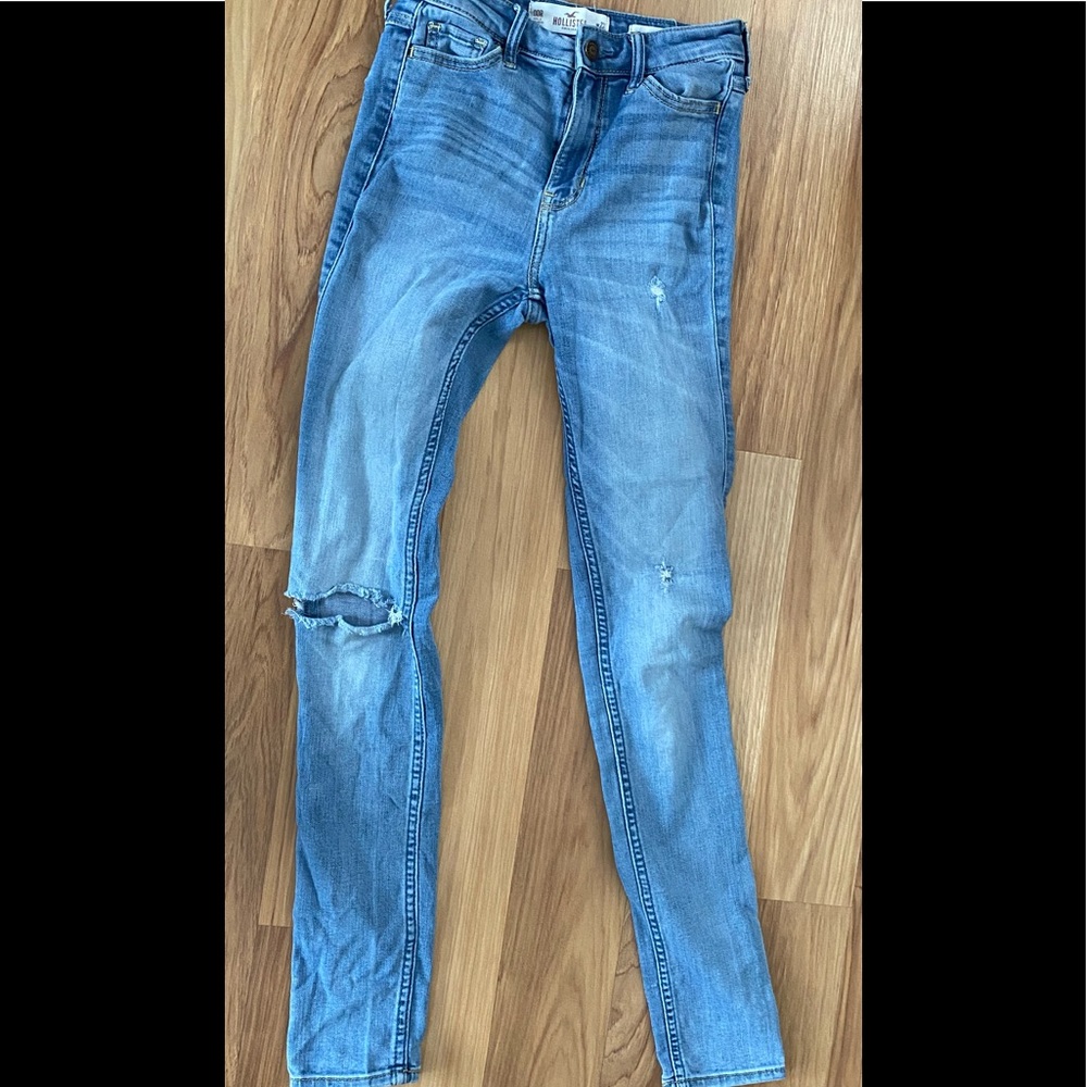 Hollister distressed skinny jeans! Great shape smoke free home